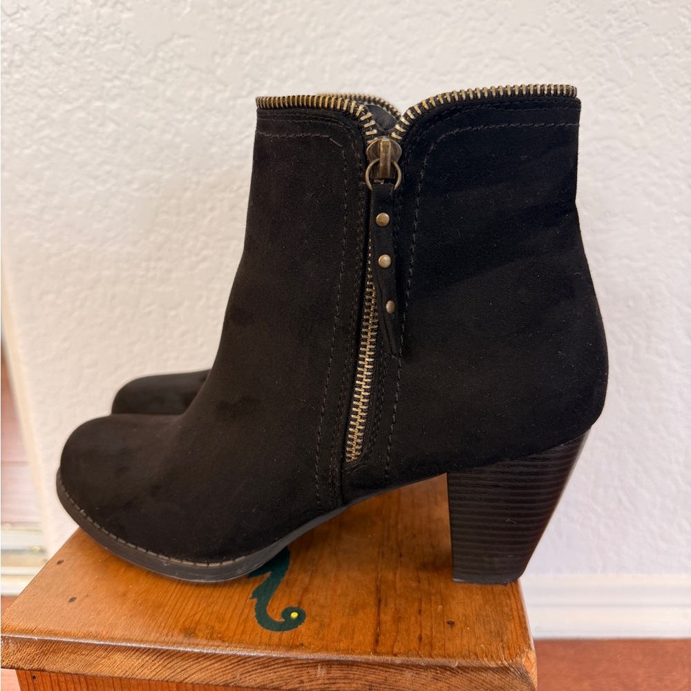 Black heeled boots